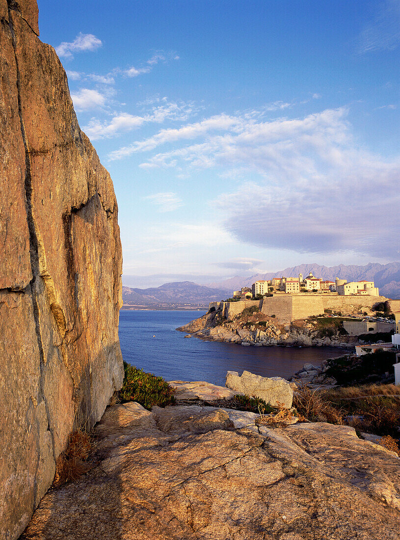 Zitadelle mit der Altstadt von Calvi, Korsika, Frankreich