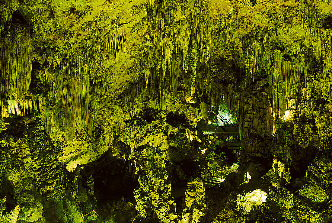 Stalagtiten in beleuchteter Höhle, Nerja, Provinz Malaga, Andalusien, Spanien, Europa