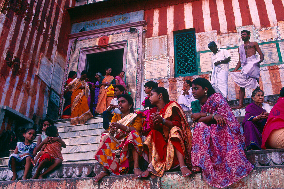 Pilgrims, stairs, temple, Kedar Ghat, Varanasi, Benares Uttar Pradesh, India