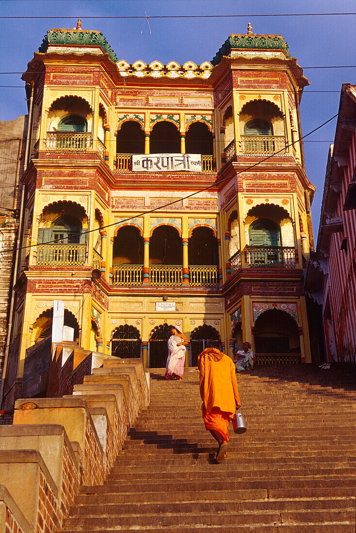 Sannyasin on staircaise, Kedar Ghat, Varanasi, Benares, Uttar Pradesh, India