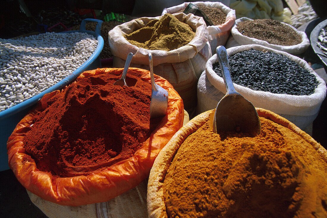 Gewürze und Hülsenfrüchte am Markt, Douz, Tunesien