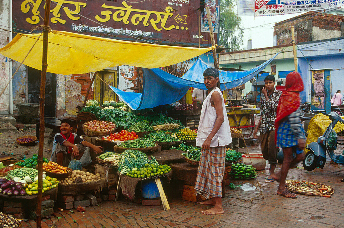Marktstand, Plastikplanen, Monsun, Varanasi, Benares, Uttar Pradesh, Indien