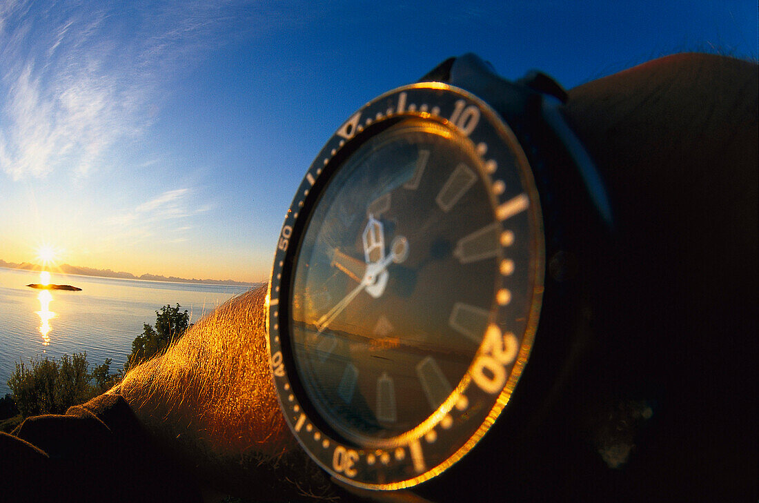 Mitternachtssonne mit Armbanduhr, Uhr, Steigen, Nordland, Norwegen