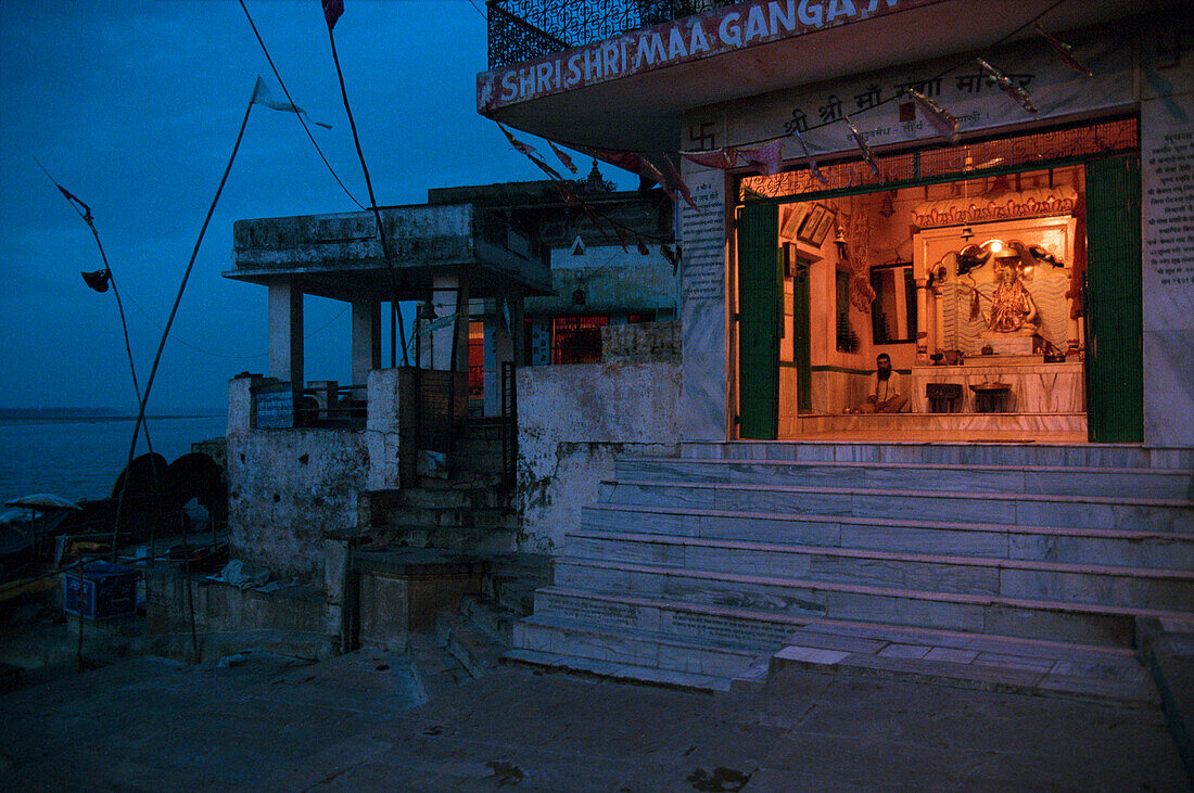 Tempel, Ganges, Dasaswamedh Ghat, Varanasi, Benares, Uttar Pradesh, Indien