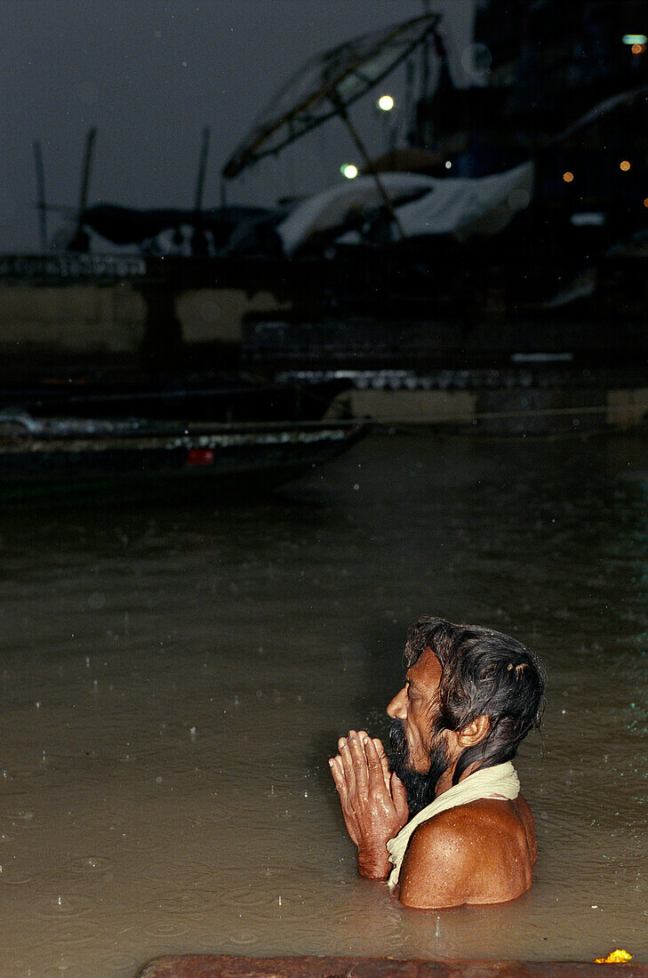 Pilger beten, Ganges, Dasaswamedh Ghat, Varanasi, Benares, Uttar Pradesh, Indien