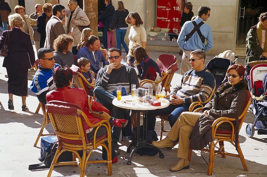 Leute in einem Strassencafe, Placa Major, Palma de Mallorca, Mallorca, Spanien