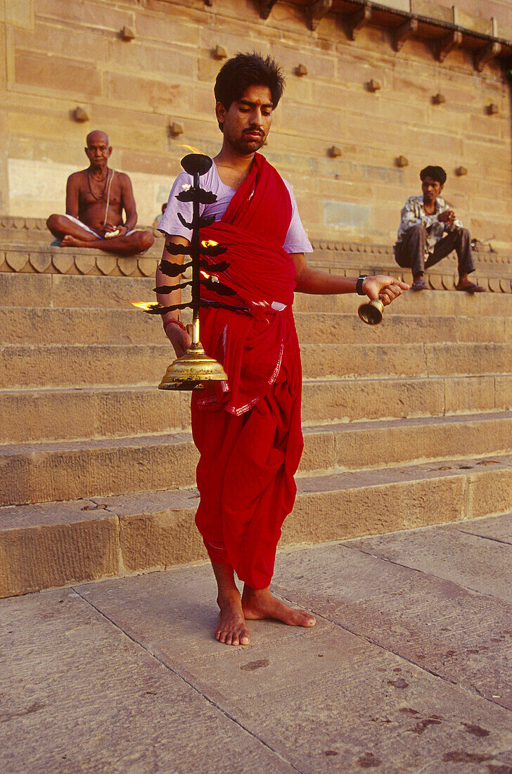 Priester beten bei Sonnenaufgang, Ganges, Varanasi, Benares, Uttar Pradesh, Indien