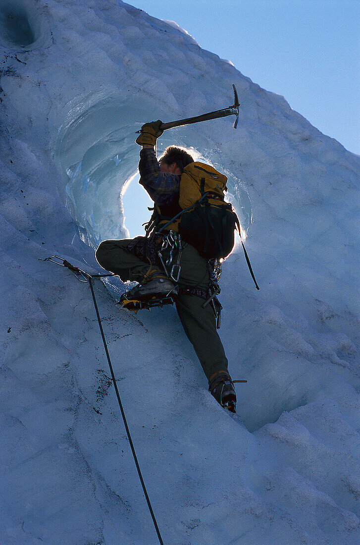 Mann beim Eisklettern, Briksdal Gletscher, Norwegen