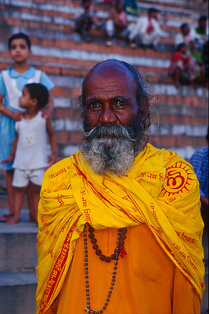 Sanyasin, Ganges river, Kedar Ghat, Varanasi, Benares Uttar Pradesh, India