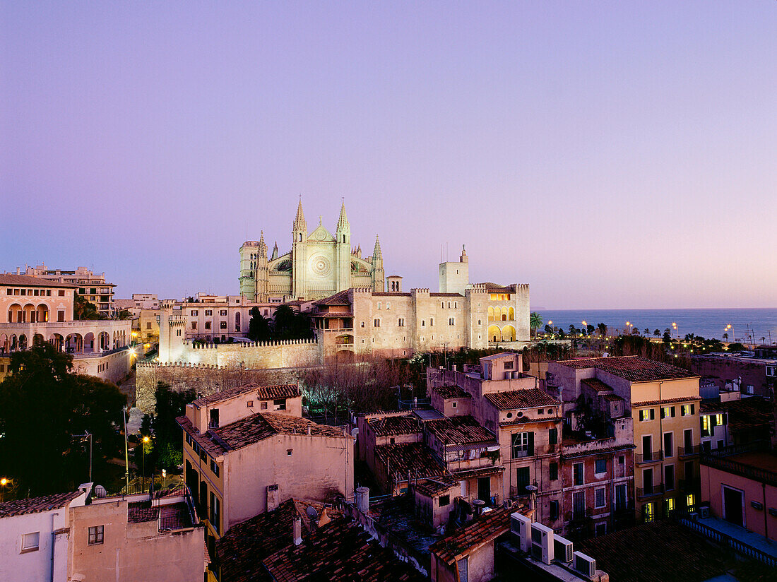 Stadtbild mit der Kathedrale La Seu, Königspalast, Palau de l'Almudaina, Palma de Malllorca, Mallorca, Balearen, Mittelmeer, Spanien