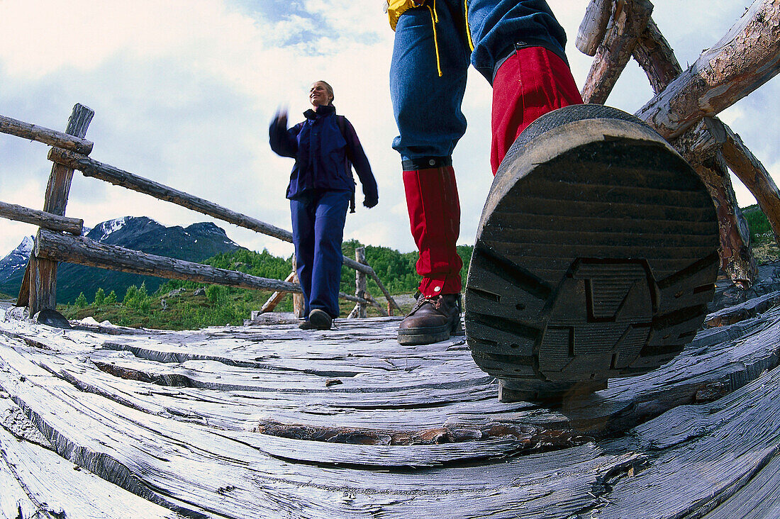 Paar wandert über Brücke, Jotunheimen NP, Western Middle Norway