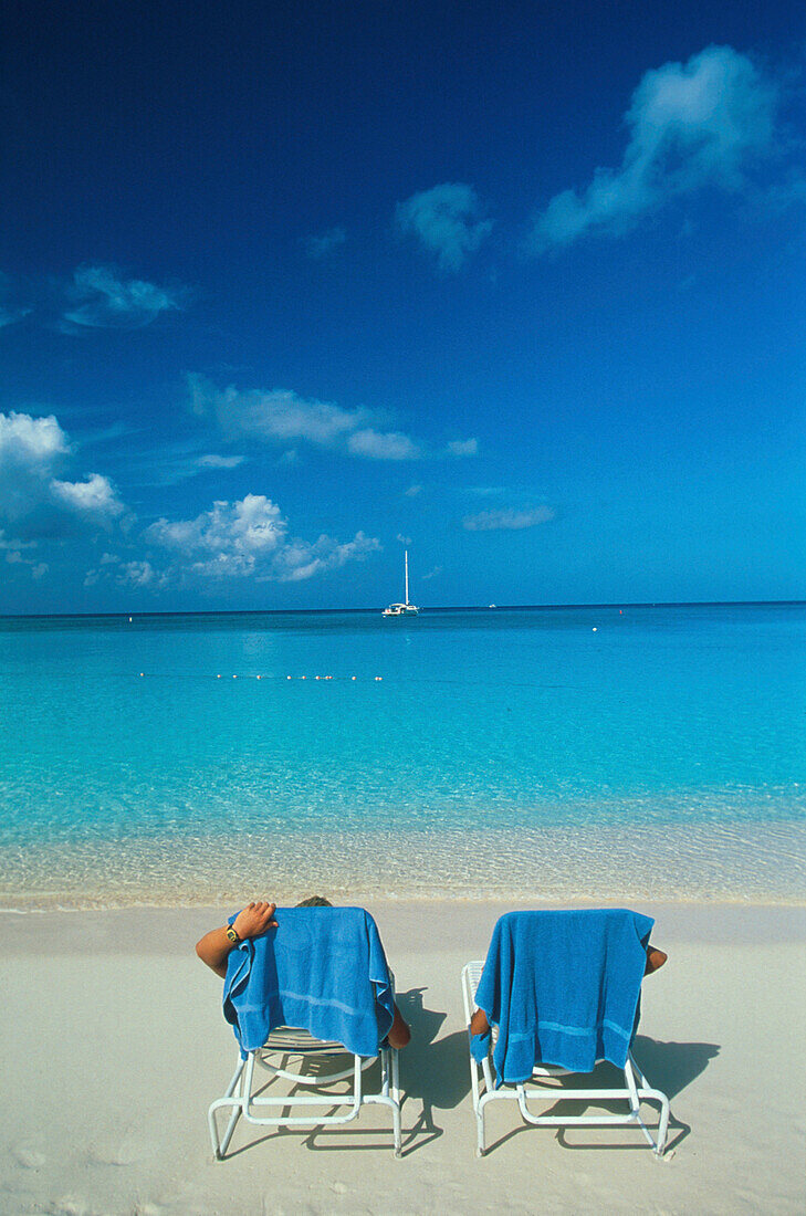 Liegestühle am 7 Mile Beach, Grand Cayman, Cayman Islands Karibik