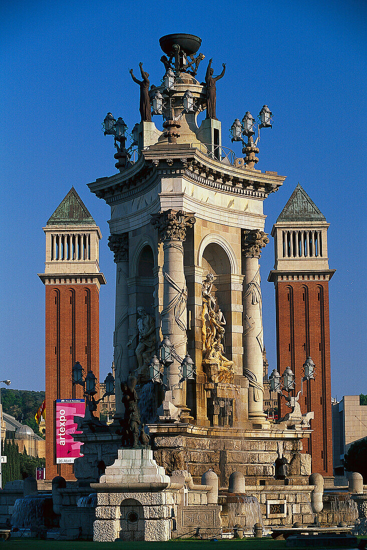 Venezianische Türme an der Placa de Espanya, Fuente de los Tres Tares, Barcelona, Katalonien, Spanien