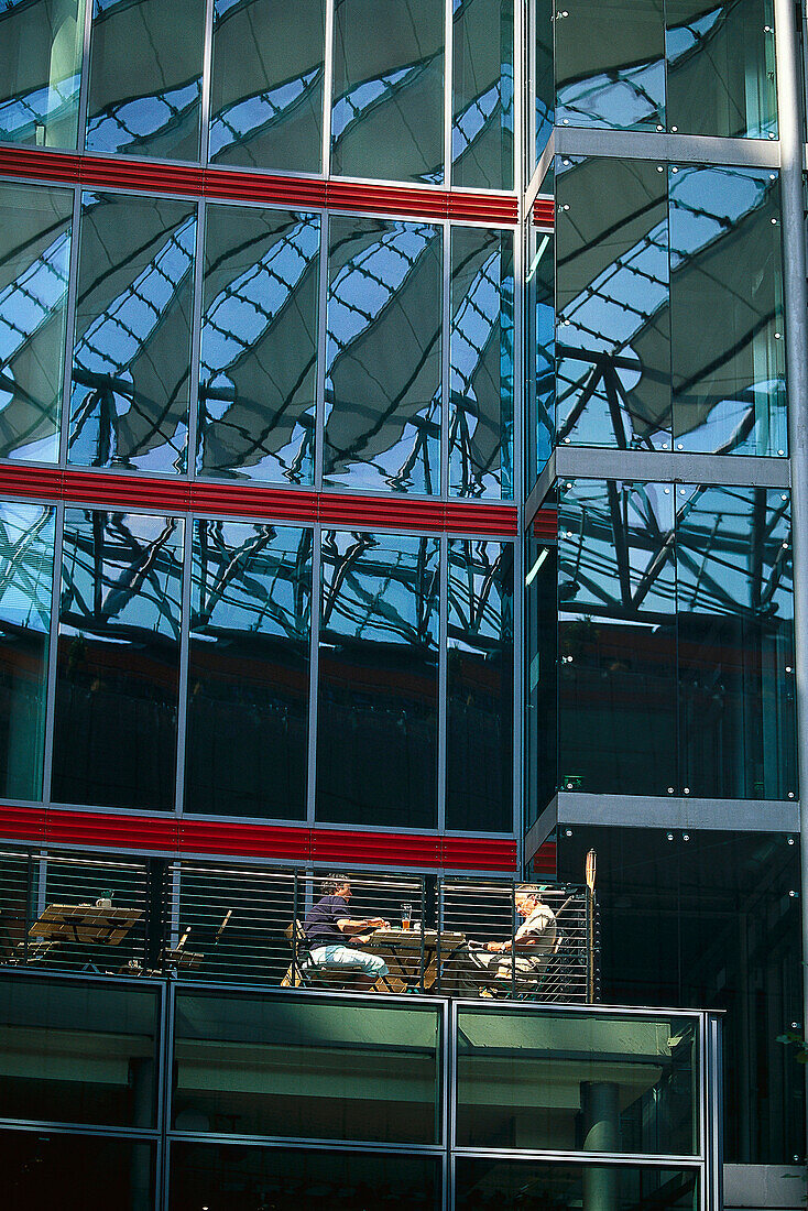 Besucher sitzen in einem Café, Sony Center, Potsdamer Platz, Berlin, Deutschland