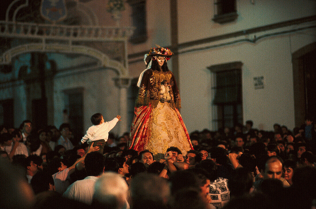 Pilger tragen eine Madonna durch die Stadt, Almonte, Andalusien, Spanien