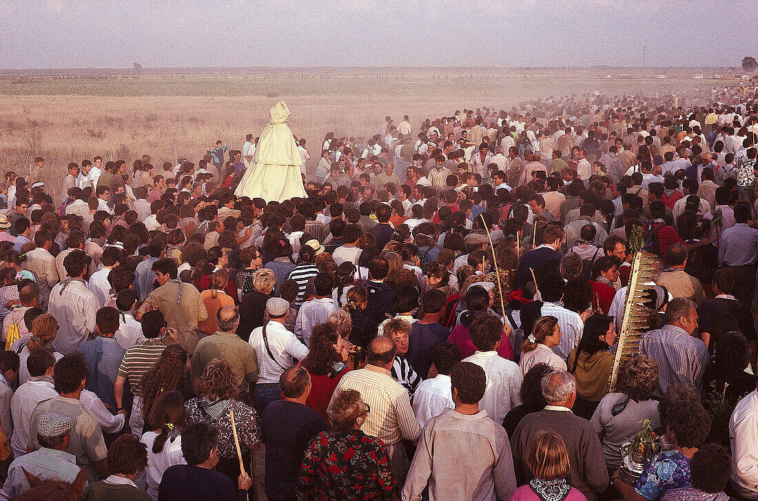 Pilger tragen ihre Madonna über die Felder, Andalusien, Spanien