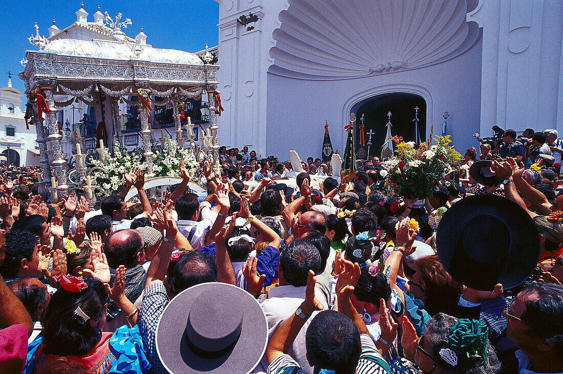 Pilger vor der Wallfahrtskirche Ermita del Rocio, El Rocio, Andalusien, Spanien, Europa