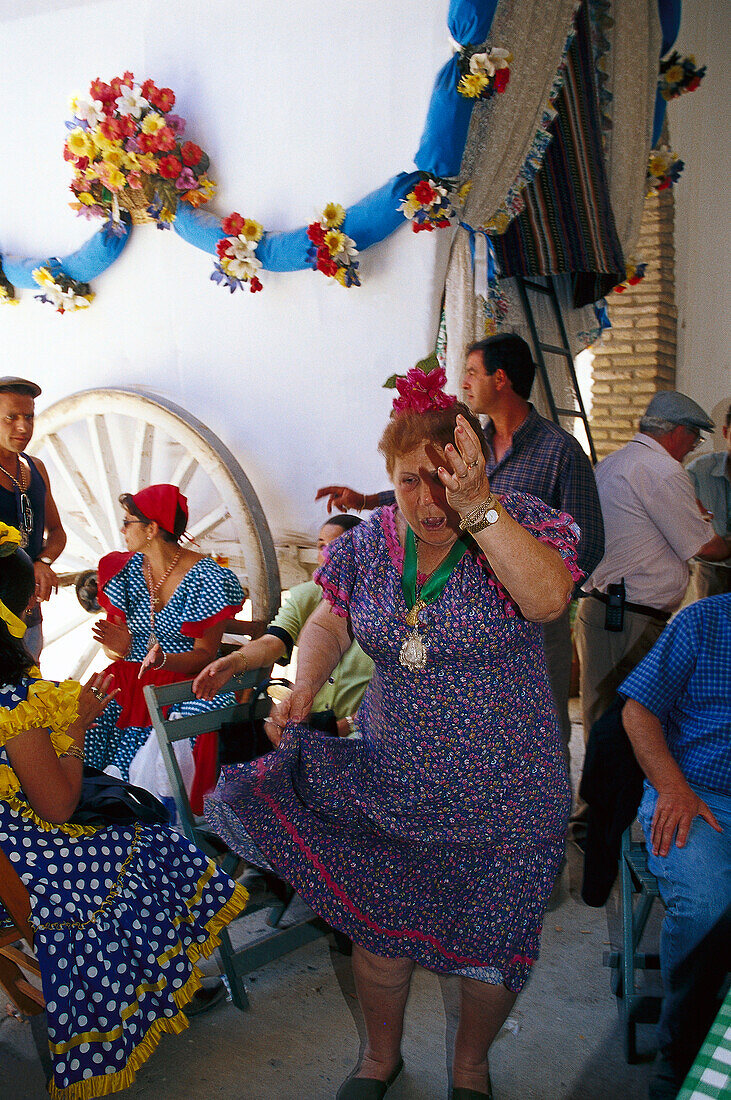 Ältere Frau tanzt Flamenco, El Rocío, Andalusien, Spanien