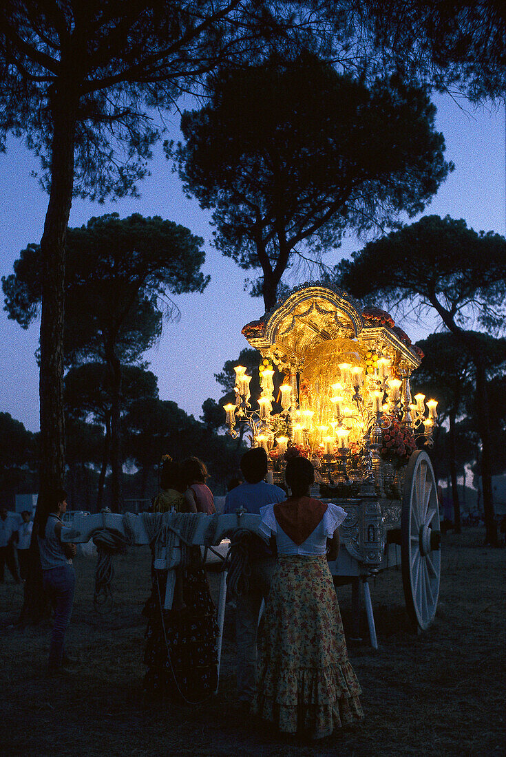 Pilger beten am Abend vor beleuchtetem Altar, Andalusien, Spanien