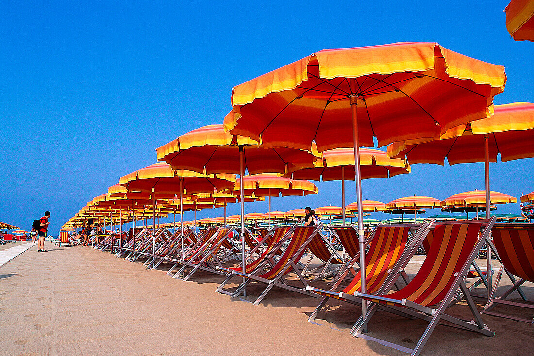 Sonnenschirmen und Liegestühle, Viareggio, Toskana, Italien