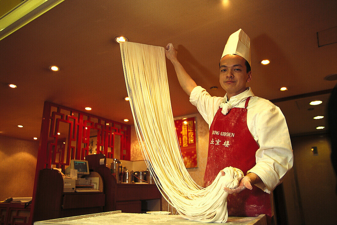Chinesische Koch im Restaurant Peking Garden, Hongkong, China