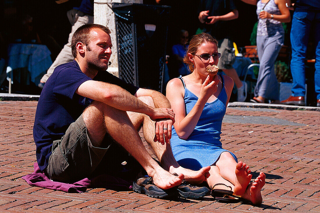 Junges Paar Leute am Piazza del Campo, Siena, Toskana, Italien