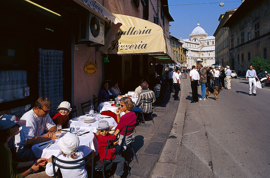 Staßenrestaurant und Kathedrale, Pisa, Toskana, Italien