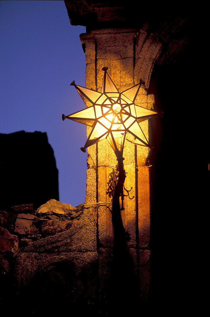 Beleuchteter Stern, Arco de a Estrella, Stadtmauer, Caceres, Extremadura, Spanien