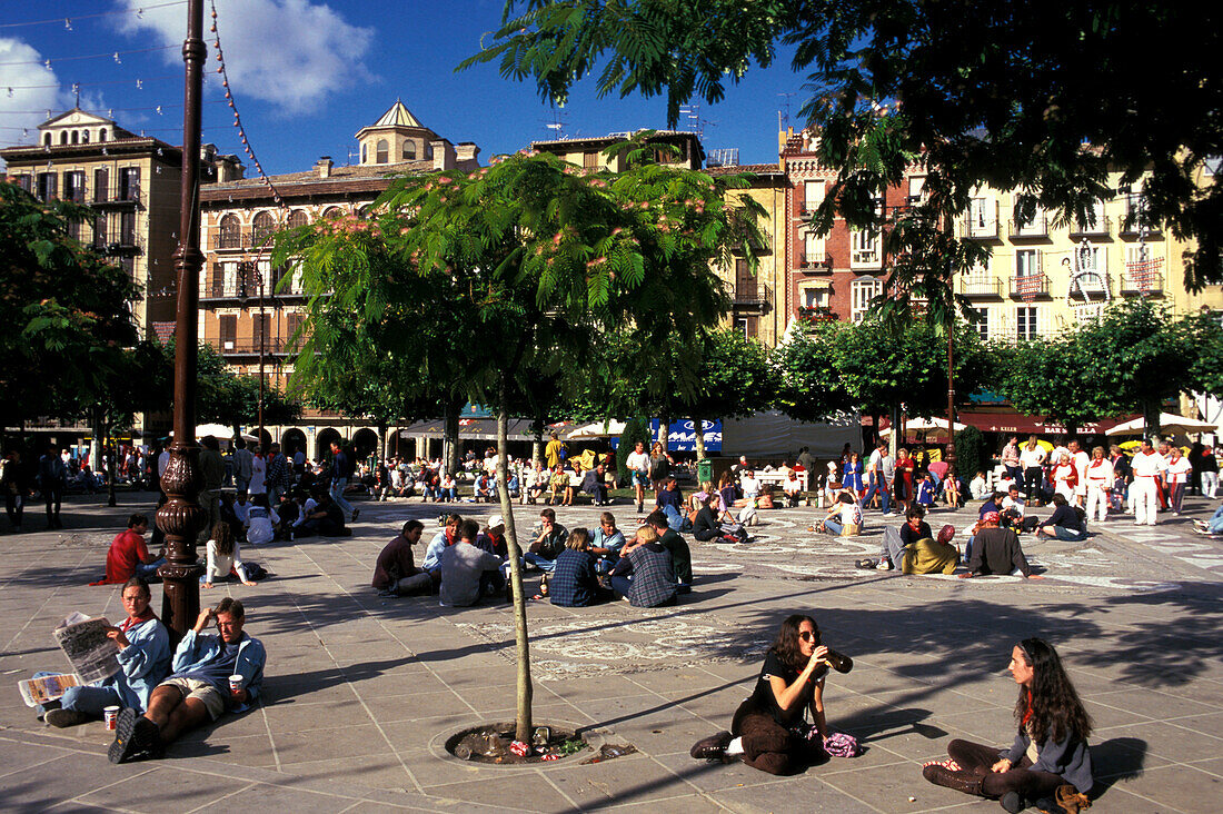 Leute am Plaza del Castillo, Fiesta de San Fermin, Pamplona, Navarra, Spanien