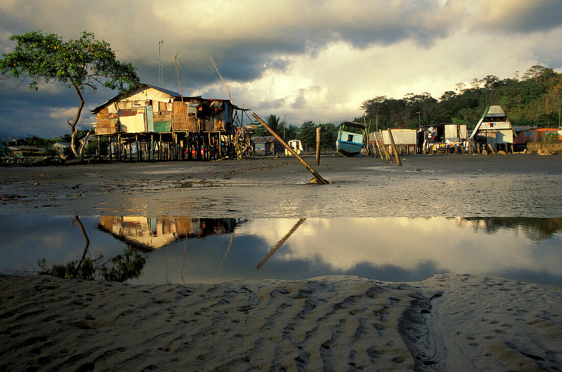 Pfahlbau, Hafen von Quepos, Costa Rica, der Karibik und Mittelamerika
