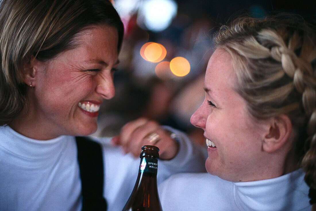 Zwei Frauen, Apres Ski in der Bar Diplomat, Are, Schweden
