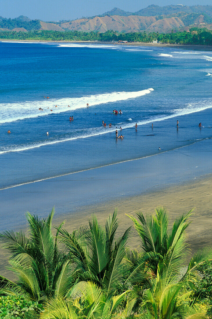 Blick von oben auf badende Menschen am Strand, Playa de Jaco, Costa Rica, Mittelamerika, Amerika