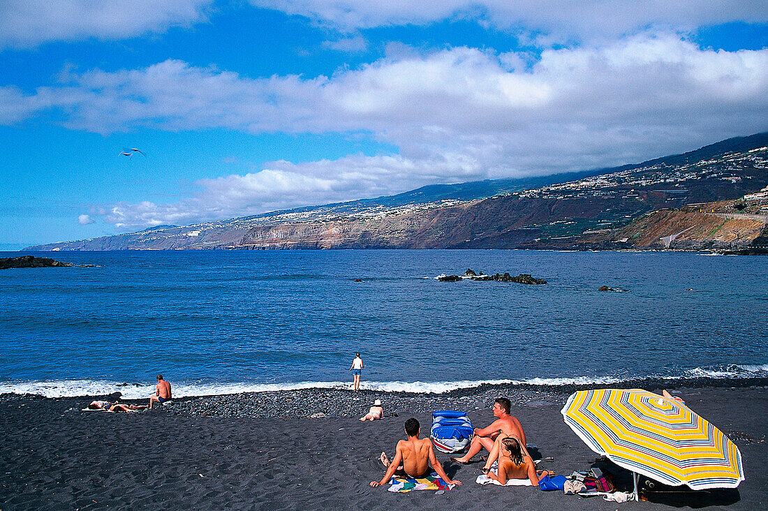 Leute am Strand, Playa Martianez, Puerto de la Cruz, Teneriffa, Kanarische Inseln, Spanien, Europa