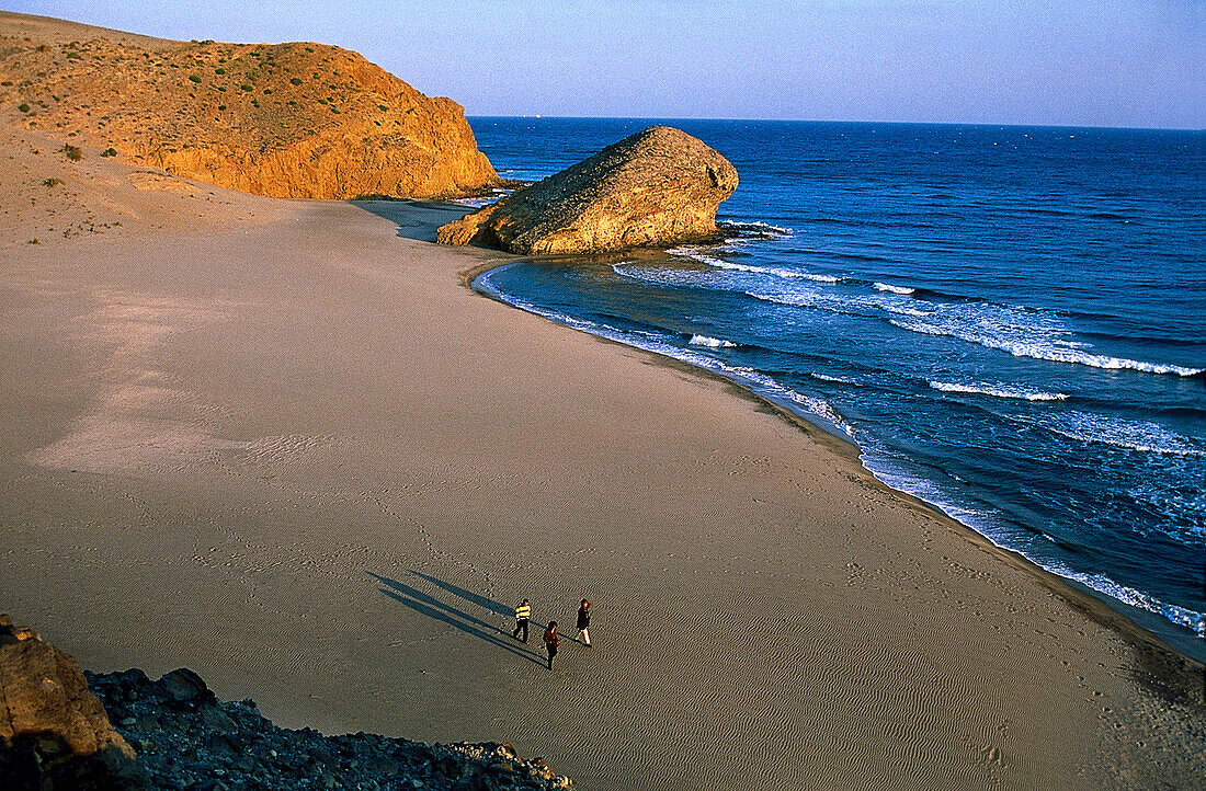 Blick von oben auf Menschen am Strand, Playa del Monsul, Cabo de Gata, Provinz Almeria, Andalusien, Spanien, Europa
