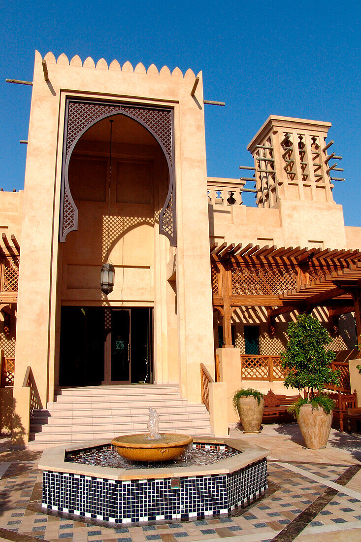 Brunnen vor arabischem Gebäude mit Winturm, Madinat Jumeirah, Dubai, VAE, Vereinigte Arabische Emirate, Vorderasien, Asien