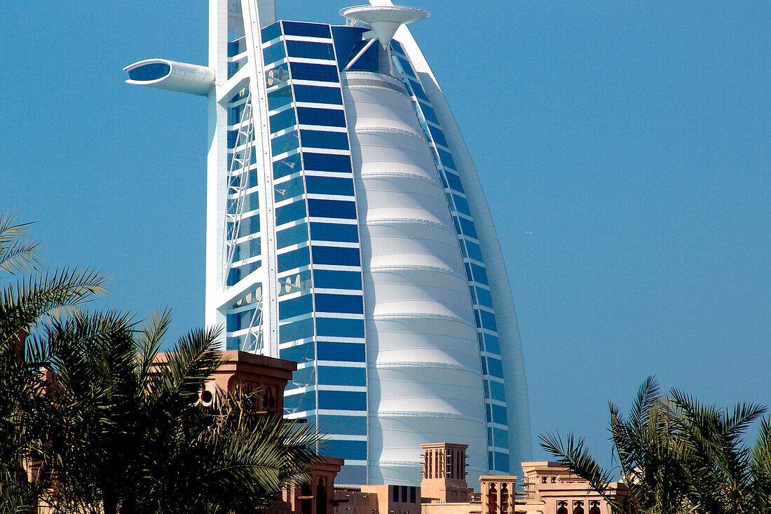 Das Hotel Burj al Arab vor arabischen Windtürmen, Madinat Jumeira, Dubai, UAE, Vereinigte Arabische Emirate, Vereinigte Arabische Emirate, United Arab Emirates