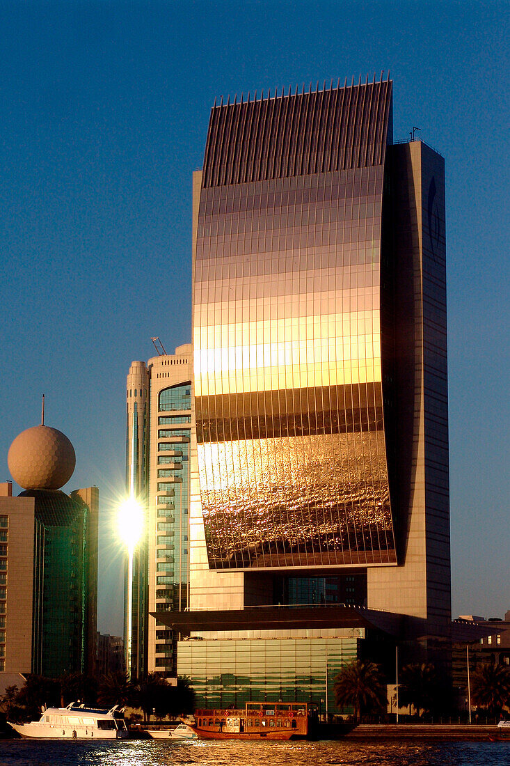 National Bank of Dubai am Dubai Creek im Abendlicht, Dubai, VAE, Vereinigte Arabische Emirate, Vorderasien, Asien