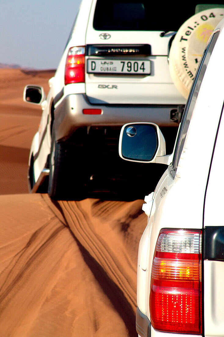 Jeeps auf einer Düne in der Wüste, Dubai, Vereinigte Arabische Emirate, Vorderasien, Asien