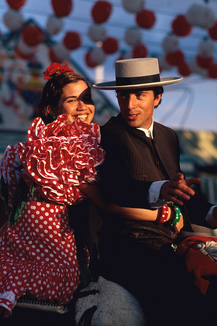 Paar auf Pferd, Feria de Abril, Sevilla Andalusien, Spanien