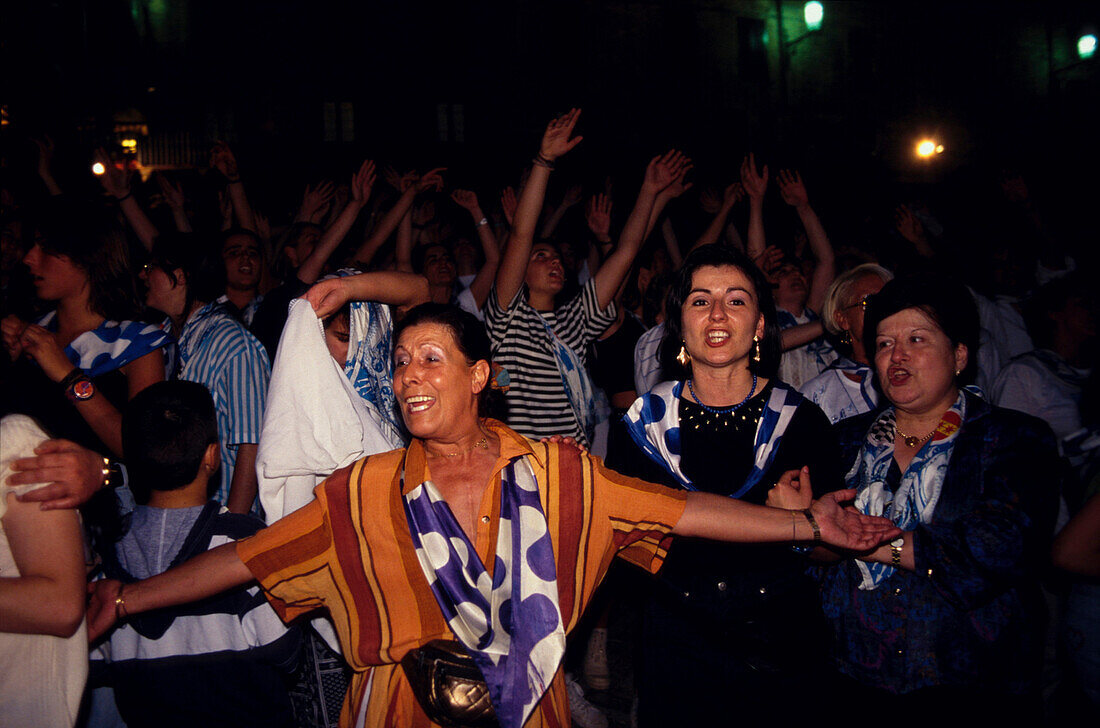 Feiernde Frauen, Palio, Piazza del Campo Siena, Toskana, Italien