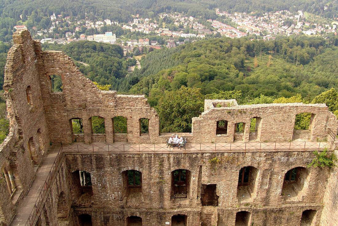 Elegantes Abendessen auf der Burgruine Schloss Hohenbaden, Baden-Baden, Baden-Württemberg, Deutschland