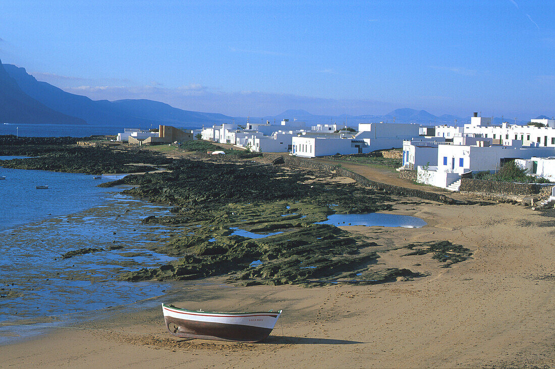 Fischerboot, Strand, Caleta del Sebo, La Graciosa, Kanarische Inseln, Spanien, vor Lanzarote