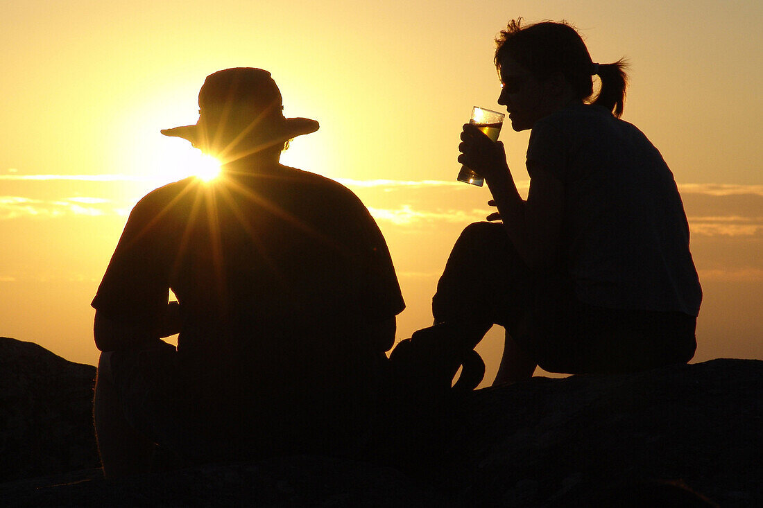 Paar auf dem Tafelberg im Sonnenuntergang, Kapstadt, Südafrika