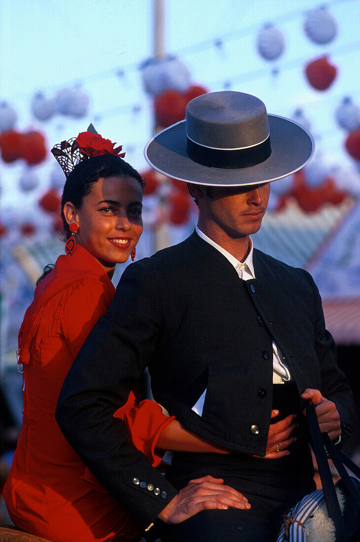 Paar auf dem Pferd, Feria de Abril, Sevilla Andalusien, Spanien