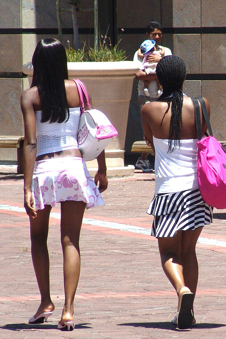 Zwei Frauen auf der Straße, Kapstadt, Südafrika, Afrika