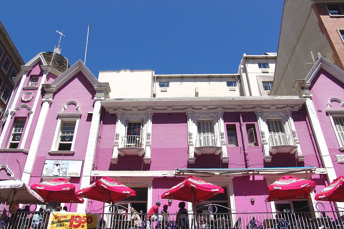 Menschen auf der Terrasse eines alten Hauses, Kapstadt, Südafrika, Afrika