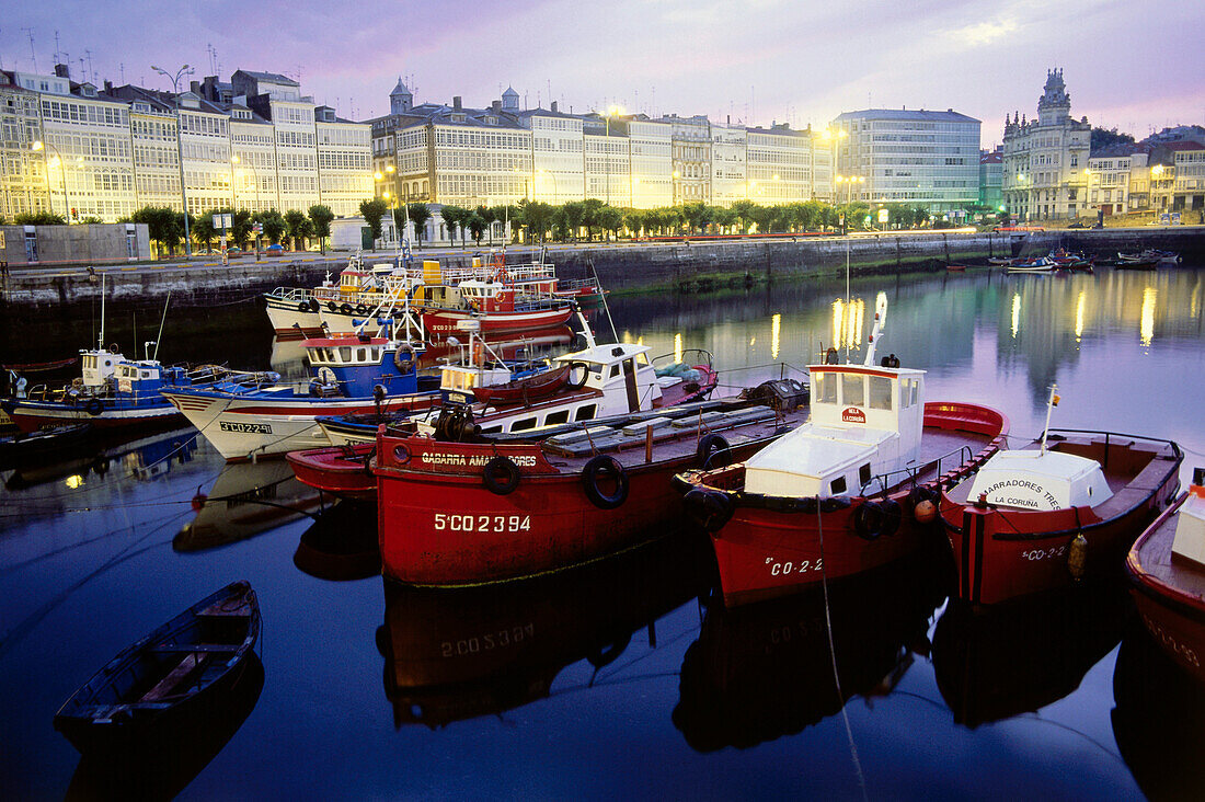 Stadtbild mit Galerias, verglaste Veranden, Hafen, Avenida de la Marina, La Coruna, Galicien, Spanien