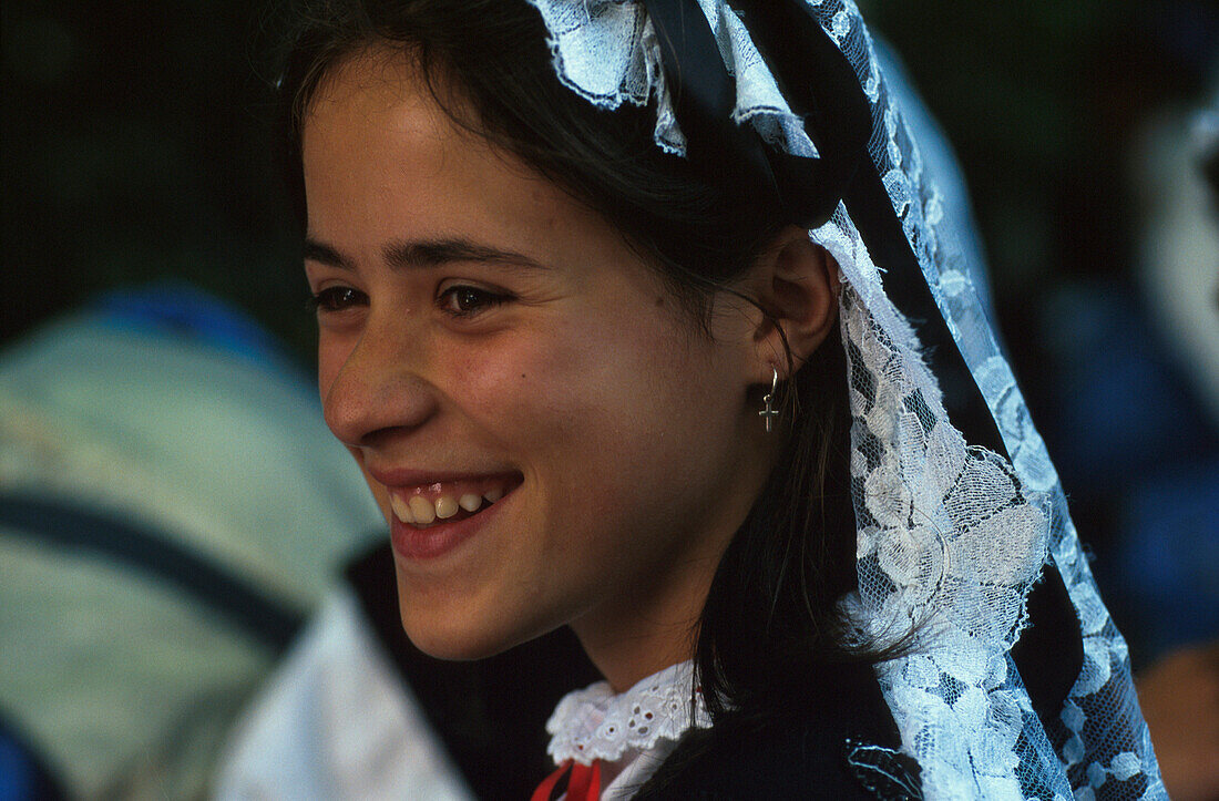 Mädchen in Tracht, Dorffest, San Juan de Poio, Provinz Pontevedra, Galicien, Spanien
