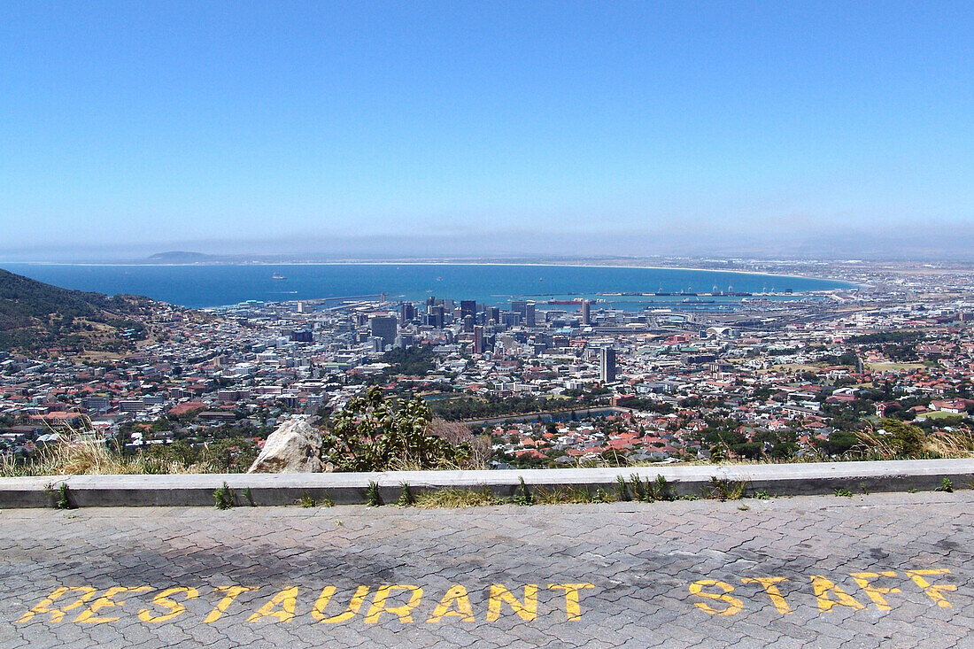 Blick von einem Parkplatz auf die Stadt, Kapstadt, Südafrika, Afrika