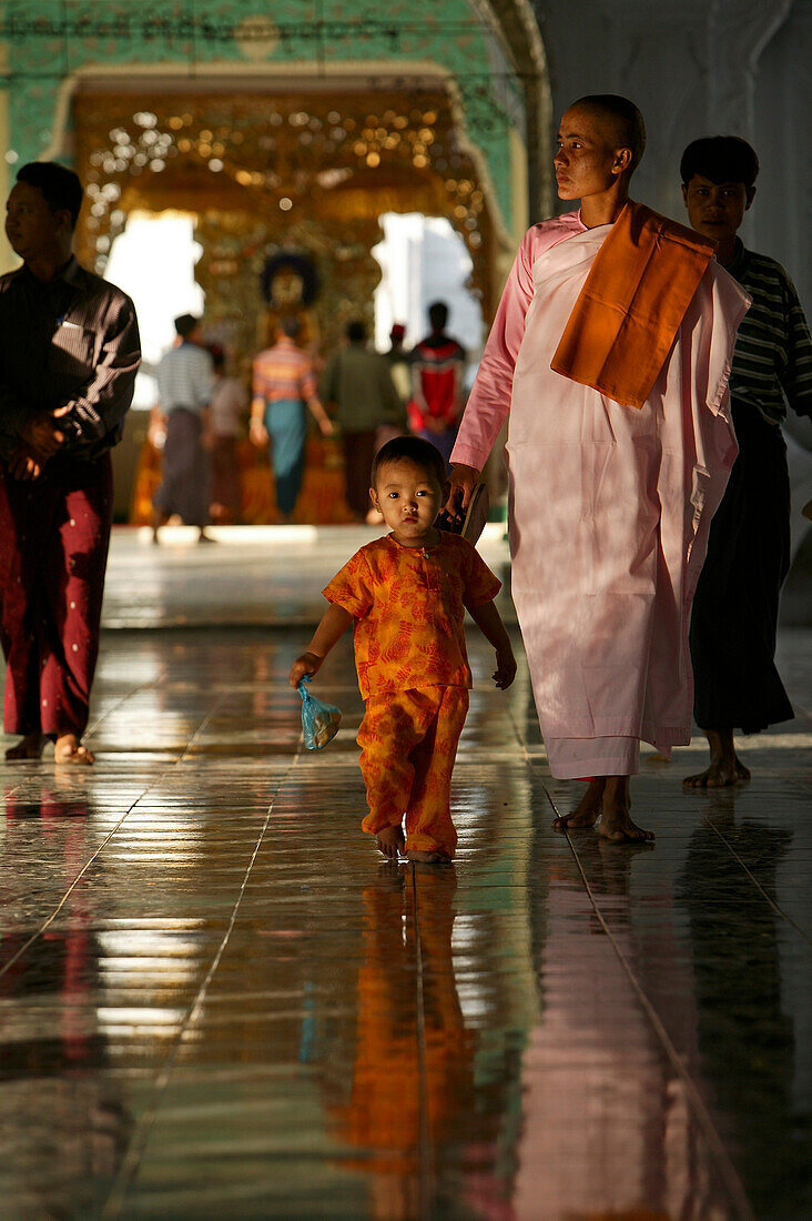 Nun in robes with small child, barefeet, Nonne mit Kind, Kuthaw Daw Pagode, Mandalay